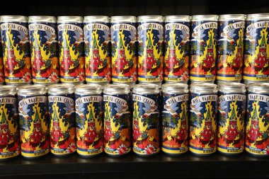 Lviv, Ukrayna 19 Aralık 2022. Yerel bir bira fabrikasının Ukrayna bira fabrikası Pravda Bira Tiyatrosu tarafından üretilen yanan Moskova Kremlin 'i tasvir eden etiketli bira kutuları. Rusya 24 Şubat 2022 'de Ukrayna' yı işgal ederek en büyük milyonu tetikledi.