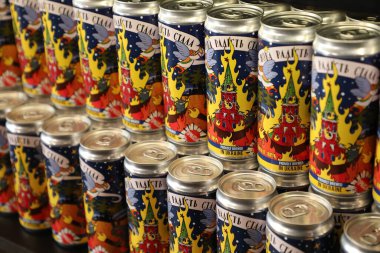 Lviv, Ukrayna 19 Aralık 2022. Yerel bir bira fabrikasının Ukrayna bira fabrikası Pravda Bira Tiyatrosu tarafından üretilen yanan Moskova Kremlin 'i tasvir eden etiketli bira kutuları. Rusya 24 Şubat 2022 'de Ukrayna' yı işgal ederek en büyük milyonu tetikledi.