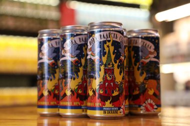 Lviv, Ukrayna 19 Aralık 2022. Yerel bir bira fabrikasının Ukrayna bira fabrikası Pravda Bira Tiyatrosu tarafından üretilen yanan Moskova Kremlin 'i tasvir eden etiketli bira kutuları. Rusya 24 Şubat 2022 'de Ukrayna' yı işgal ederek en büyük milyonu tetikledi.