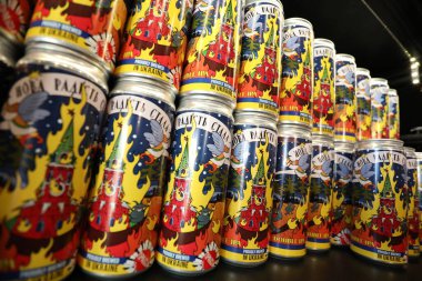 Lviv, Ukrayna 19 Aralık 2022. Yerel bir bira fabrikasının Ukrayna bira fabrikası Pravda Bira Tiyatrosu tarafından üretilen yanan Moskova Kremlin 'i tasvir eden etiketli bira kutuları. Rusya 24 Şubat 2022 'de Ukrayna' yı işgal ederek en büyük milyonu tetikledi.