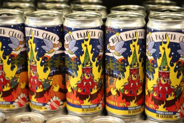 Lviv, Ukrayna 19 Aralık 2022. Yerel bir bira fabrikasının Ukrayna bira fabrikası Pravda Bira Tiyatrosu tarafından üretilen yanan Moskova Kremlin 'i tasvir eden etiketli bira kutuları. Rusya 24 Şubat 2022 'de Ukrayna' yı işgal ederek en büyük milyonu tetikledi.