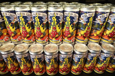 Lviv, Ukrayna 19 Aralık 2022. Yerel bir bira fabrikasının Ukrayna bira fabrikası Pravda Bira Tiyatrosu tarafından üretilen yanan Moskova Kremlin 'i tasvir eden etiketli bira kutuları. Rusya 24 Şubat 2022 'de Ukrayna' yı işgal ederek en büyük milyonu tetikledi.