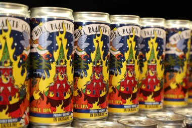 Lviv, Ukrayna 19 Aralık 2022. Yerel bir bira fabrikasının Ukrayna bira fabrikası Pravda Bira Tiyatrosu tarafından üretilen yanan Moskova Kremlin 'i tasvir eden etiketli bira kutuları. Rusya 24 Şubat 2022 'de Ukrayna' yı işgal ederek en büyük milyonu tetikledi.