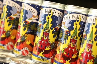 Lviv, Ukrayna 19 Aralık 2022. Yerel bir bira fabrikasının Ukrayna bira fabrikası Pravda Bira Tiyatrosu tarafından üretilen yanan Moskova Kremlin 'i tasvir eden etiketli bira kutuları. Rusya 24 Şubat 2022 'de Ukrayna' yı işgal ederek en büyük milyonu tetikledi.