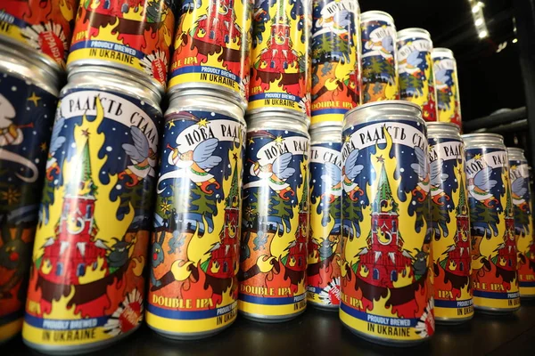 Lviv, Ukrayna 19 Aralık 2022. Yerel bir bira fabrikasının Ukrayna bira fabrikası Pravda Bira Tiyatrosu tarafından üretilen yanan Moskova Kremlin 'i tasvir eden etiketli bira kutuları. Rusya 24 Şubat 2022 'de Ukrayna' yı işgal ederek en büyük milyonu tetikledi.