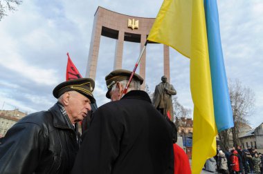 Lviv, Ukrayna 1 Ocak 2023. Ukrayna Milliyetçileri Örgütü (OUN) lideri Stepan Bandera 'nın 114. doğum gününü kutlayan anıtın önünde, Rusya' nın Ukrayna 'yı işgali sırasında insanlar toplandı..