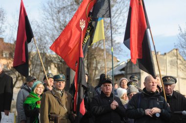 Lviv, Ukrayna 1 Ocak 2023. Ukrayna Milliyetçileri Örgütü (OUN) lideri Stepan Bandera 'nın 114. doğum gününü kutlayan anıtın önünde, Rusya' nın Ukrayna 'yı işgali sırasında insanlar toplandı..