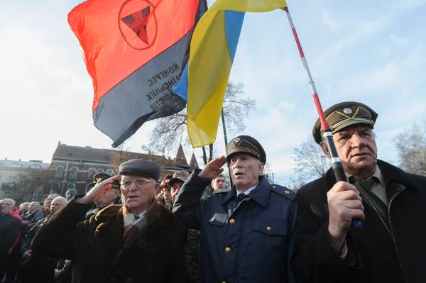Lviv, Ukrayna 1 Ocak 2023. Ukrayna Milliyetçileri Örgütü (OUN) lideri Stepan Bandera 'nın 114. doğum gününü kutlayan anıtın önünde, Rusya' nın Ukrayna 'yı işgali sırasında insanlar toplandı..