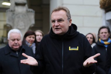 Lviv, Ukrayna 6 Ocak 2023. Belediye Başkanı Andrii Sadovyi Lviv şehir merkezinde bir geçit töreninde görüldü. Ukraynalılar, Beytüllahim 'in süslü yıldızlarını taşırken ve Lviv' deki geçit töreninde ellerinde buğday demetleri taşırken Noel şarkıları söylüyorlar. Ukrayna inancı