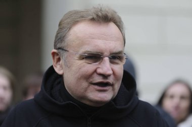 Lviv, Ukrayna 6 Ocak 2023. Belediye Başkanı Andrii Sadovyi Lviv şehir merkezinde bir geçit töreninde görüldü. Ukraynalılar, Beytüllahim 'in süslü yıldızlarını taşırken ve Lviv' deki geçit töreninde ellerinde buğday demetleri taşırken Noel şarkıları söylüyorlar. Ukrayna inancı