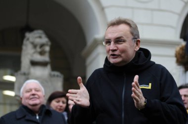 Lviv, Ukrayna 6 Ocak 2023. Belediye Başkanı Andrii Sadovyi Lviv şehir merkezinde bir geçit töreninde görüldü. Ukraynalılar, Beytüllahim 'in süslü yıldızlarını taşırken ve Lviv' deki geçit töreninde ellerinde buğday demetleri taşırken Noel şarkıları söylüyorlar. Ukrayna inancı