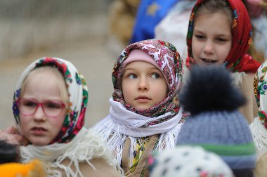 Lviv, Ukrayna 6 Ocak 2023. Ukraynalılar, Beytüllahim 'in süslü yıldızlarını taşırken ve Lviv şehir merkezindeki geçit töreninde ellerinde buğday demetleri taşırken Noel şarkıları söylüyorlar. Ukraynalı inananlar buna göre Ortodoks Noel Gününü kutladılar