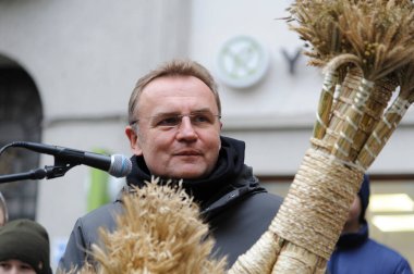 Lviv, Ukrayna 6 Ocak 2023. Belediye Başkanı Andrii Sadovyi Lviv şehir merkezinde bir geçit töreninde görüldü. Ukraynalılar, Beytüllahim 'in süslü yıldızlarını taşırken ve Lviv' deki geçit töreninde ellerinde buğday demetleri taşırken Noel şarkıları söylüyorlar. Ukrayna inancı