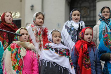 Lviv, Ukrayna 6 Ocak 2023. Ukraynalılar, Beytüllahim 'in süslü yıldızlarını taşırken ve Lviv şehir merkezindeki geçit töreninde ellerinde buğday demetleri taşırken Noel şarkıları söylüyorlar. Ukraynalı inananlar buna göre Ortodoks Noel Gününü kutladılar
