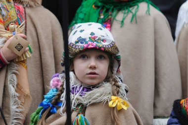 Lviv, Ukrayna 6 Ocak 2023. Ukraynalılar, Beytüllahim 'in büyük bir yıldızını ve Lviv şehir merkezindeki geçit töreninde ellerinde buğday demetlerini taşırken Noel şarkıları söylüyorlar. Ukraynalı inananlar Ortodoks Noel Gününü kutladılar