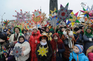 Lviv, Ukrayna 8 Ocak 2023. Halk folklor festivali sırasında kostüm giymiş insanlar fotoğraf için poz verdiler 