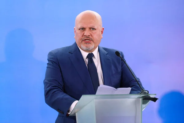 Lviv, Ukrayna 3 Mart 2023. Uluslararası Ceza Mahkemesi Savcısı Karim Ahmad Khan, Rusya 'nın Ukrayna' ya düzenlediği saldırı sırasında Ukrayna 'da işlenen savaş suçları iddialarını tartışmak üzere' Adalet için Birleşmiş 'zirvesine katıldı..