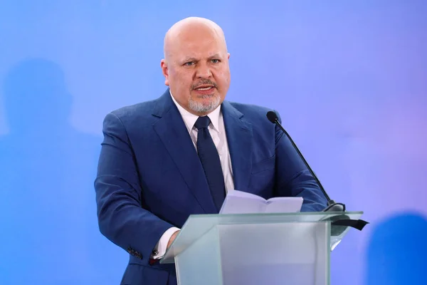 Lviv, Ukrayna 3 Mart 2023. Uluslararası Ceza Mahkemesi Savcısı Karim Ahmad Khan, Rusya 'nın Ukrayna' ya düzenlediği saldırı sırasında Ukrayna 'da işlenen savaş suçları iddialarını tartışmak üzere' Adalet için Birleşmiş 'zirvesine katıldı..