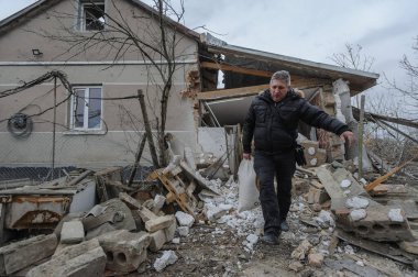 Zolochiv bölgesi, Ukrayna 9 Mart 2023. İnsanlar, Lviv bölgesindeki Zolochiv bölgesinde Rusya 'nın bir köyüne düzenlenen gece roket saldırısında yıkılan özel evlerin enkazlarını temizliyorlar.. 