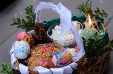 Lviv, Ukrayna 15 Nisan 2023. Paskalya sepeti bir Yunan Katolik Kilisesi 'nde kutsanmadan önce İsa Mesih' in dirilişini ve Hıristiyan inancının temellerini kutlamak için kutlanıyor..