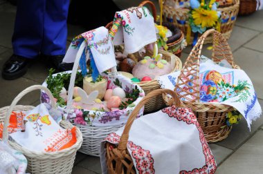 Lviv, Ukrayna 15 Nisan 2023. Paskalya sepeti bir Yunan Katolik Kilisesi 'nde kutsanmadan önce İsa Mesih' in dirilişini ve Hıristiyan inancının temellerini kutlamak için kutlanıyor..
