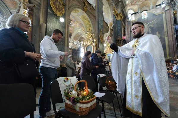 Leopoli Ucraina Aprile 2023 Sacerdote Ucraino Benedice Credenti Una Chiesa — Foto Stock