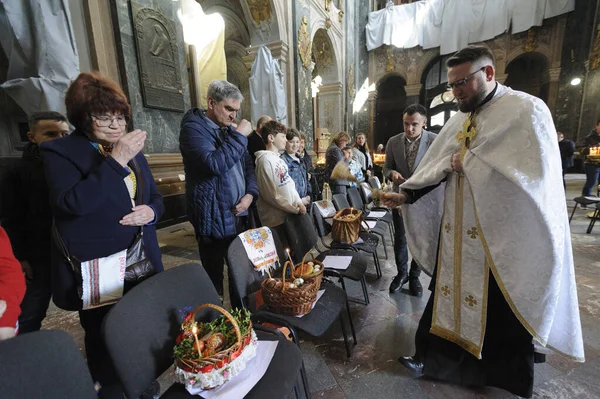 Leopoli Ucraina Aprile 2023 Sacerdote Ucraino Benedice Credenti Una Chiesa — Foto Stock