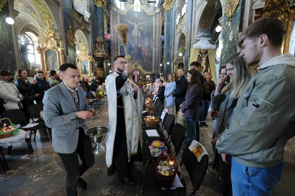 Lwów Ukraina Kwietnia 2023 Ukraiński Kapłan Błogosławi Wierzących Kościele Piotra — Zdjęcie stockowe
