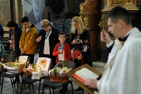 Lviv Ukraine Avril 2023 Prêtre Ukrainien Bénit Les Croyants Dans — Photo