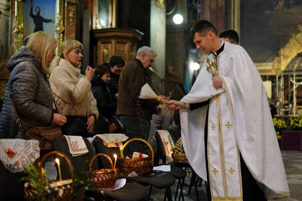 Lviv Ουκρανία Απριλίου 2023 Ένας Ουκρανός Ιερέας Ευλογεί Τους Πιστούς — Φωτογραφία Αρχείου
