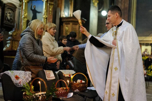 Lwów Ukraina Kwietnia 2023 Ukraiński Kapłan Błogosławi Wierzących Greckokatolickim Kościele — Zdjęcie stockowe