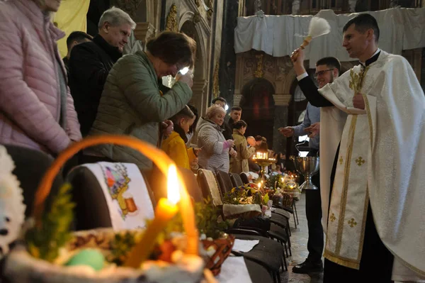 Lviv Ucrânia Abril 2023 Sacerdote Ucraniano Abençoa Crentes Uma Igreja — Fotografia de Stock