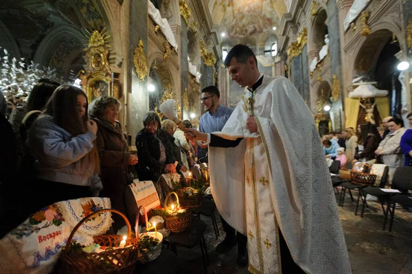 Lviv Ukrajna 2023 Április Egy Ukrán Pap Megáldja Hívőket Egy — Stock Fotó