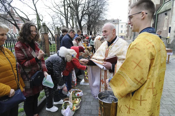 Lwów Ukraina Kwietnia 2023 Ukraiński Kapłan Błogosławi Wierzących Kościele Świętych — Zdjęcie stockowe