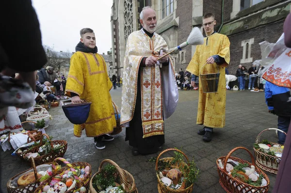 Lviv Ucrania Abril 2023 Sacerdote Ucraniano Bendice Los Creyentes Iglesia —  Fotos de Stock