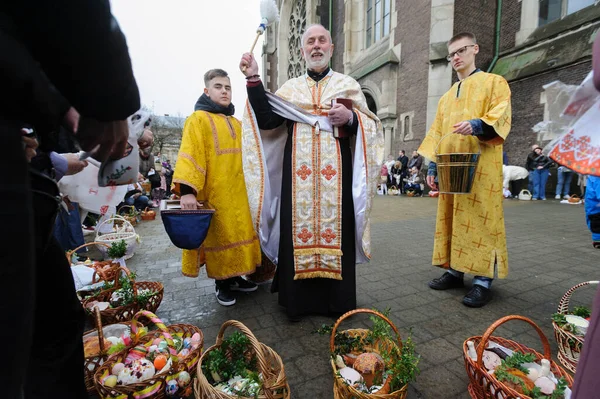 Lviv Ucrania Abril 2023 Sacerdote Ucraniano Bendice Los Creyentes Iglesia —  Fotos de Stock