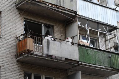 LVIV, UKRAINE - 4 Eylül 2024 'te Lviv, Ukrayna' da bir Rus füze saldırısının gerçekleştiği yerde insanlar duruyor. Rus ordusu Ukrayna şehirlerine geniş çaplı bir füze saldırısı düzenledi. Lviv 'de grev R' nin yok olmasıyla sonuçlandı.
