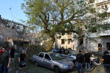 LVIV, UKRAINE - 4 Eylül 2024 'te Lviv, Ukrayna' da bir Rus füze saldırısının gerçekleştiği yerde insanlar duruyor. Rus ordusu Ukrayna şehirlerine geniş çaplı bir füze saldırısı düzenledi. Lviv 'de grev R' nin yok olmasıyla sonuçlandı.