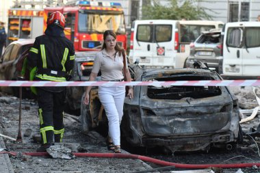 LVIV, UKRAINE - 4 Eylül 2024 'te Lviv, Ukrayna' da bir Rus füze saldırısının gerçekleştiği yerde insanlar duruyor. Rus ordusu Ukrayna şehirlerine geniş çaplı bir füze saldırısı düzenledi. Lviv 'de grev R' nin yok olmasıyla sonuçlandı.