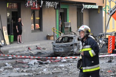 LVIV, UKRAINE - 4 Eylül 2024 'te Lviv, Ukrayna' da bir Rus füze saldırısının gerçekleştiği yerde insanlar duruyor. Rus ordusu Ukrayna şehirlerine geniş çaplı bir füze saldırısı düzenledi. Lviv 'de grev yıkımla sonuçlandı.