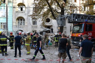 LVIV, UKRAINE - 4 Eylül 2024 'te Lviv, Ukrayna' da bir Rus füze saldırısının gerçekleştiği yerde insanlar duruyor. Rus ordusu Ukrayna şehirlerine geniş çaplı bir füze saldırısı düzenledi. Lviv 'de grev yıkımla sonuçlandı.