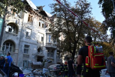 LVIV, UKRAINE - 4 Eylül 2024 'te Lviv, Ukrayna' da bir Rus füze saldırısının gerçekleştiği yerde insanlar duruyor. Rus ordusu Ukrayna şehirlerine geniş çaplı bir füze saldırısı düzenledi. Lviv 'de grev yıkımla sonuçlandı.
