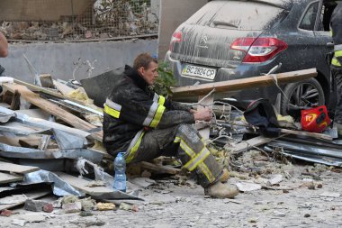 LVIV, UKRAINE - 4 Eylül 2024 'te Lviv, Ukrayna' da bir Rus füze saldırısının gerçekleştiği yerde insanlar duruyor. Rus ordusu Ukrayna şehirlerine geniş çaplı bir füze saldırısı düzenledi. Lviv 'de grev yıkımla sonuçlandı.