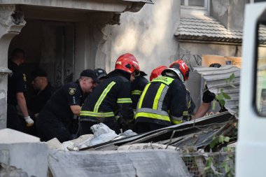 LVIV, UKRAINE - 4 Eylül 2024 'te Lviv, Ukrayna' da bir Rus füze saldırısının gerçekleştiği yerde insanlar duruyor. Rus ordusu Ukrayna şehirlerine geniş çaplı bir füze saldırısı düzenledi. Lviv 'de grev yıkımla sonuçlandı.