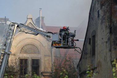 LVIV, UKRAINE - 4 Eylül 2024 'te Lviv, Ukrayna' da bir Rus füze saldırısının gerçekleştiği yerde insanlar duruyor. Rus ordusu Ukrayna şehirlerine geniş çaplı bir füze saldırısı düzenledi. Lviv 'de grev yıkımla sonuçlandı.