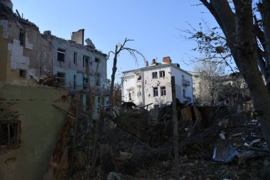 LVIV, UKRAINE - 4 Eylül 2024 'te Lviv, Ukrayna' da bir Rus füze saldırısının gerçekleştiği yerde insanlar duruyor. Rus ordusu Ukrayna şehirlerine geniş çaplı bir füze saldırısı düzenledi. Lviv 'de grev yıkımla sonuçlandı.