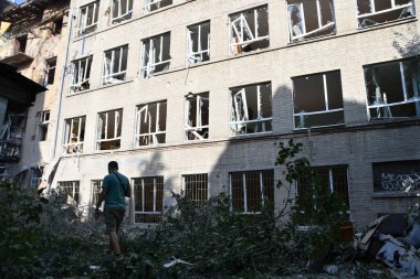 LVIV, UKRAINE - 4 Eylül 2024 'te Lviv, Ukrayna' da bir Rus füze saldırısının gerçekleştiği yerde insanlar duruyor. Rus ordusu Ukrayna şehirlerine geniş çaplı bir füze saldırısı düzenledi. Lviv 'de grev yıkımla sonuçlandı.