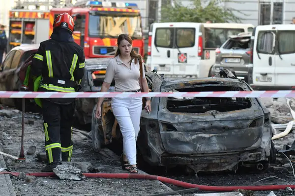 LVIV, UKRAINE - 4 Eylül 2024 'te Lviv, Ukrayna' da bir Rus füze saldırısının gerçekleştiği yerde insanlar duruyor. Rus ordusu Ukrayna şehirlerine geniş çaplı bir füze saldırısı düzenledi. Lviv 'de grev R' nin yok olmasıyla sonuçlandı.