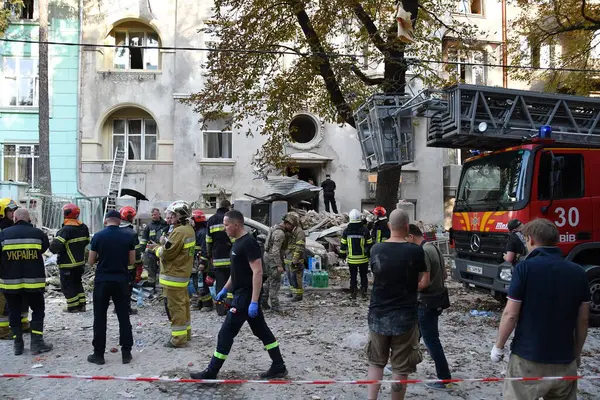 LVIV, UKRAINE - 4 Eylül 2024 'te Lviv, Ukrayna' da bir Rus füze saldırısının gerçekleştiği yerde insanlar duruyor. Rus ordusu Ukrayna şehirlerine geniş çaplı bir füze saldırısı düzenledi. Lviv 'de grev yıkımla sonuçlandı.