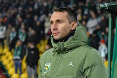 Lviv, Ukrayna. Vladyslav Lupashko, Ukrayna Premier Ligi FC Karpaty Lviv ile FC Veres Rivne arasında oynanan 7 Aralık 2024 tarihinde Lviv, Ukrayna 'da oynanan maç sırasında Karpaty' nin baş antrenörü..